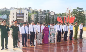 TP Hạ Long: Dâng hương, dâng hoa tưởng niệm các anh hùng liệt sỹ nhân dịp kỷ niệm 70 năm chiến thắng Điện Biên Phủ
