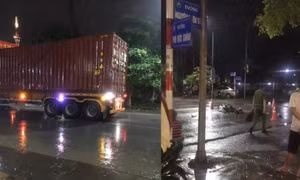 Xe container cuốn xe máy vào gầm trong đêm mưa, một phụ nữ tử vong