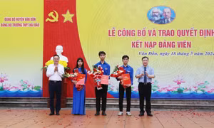 Phó Bí thư Tỉnh ủy Đặng Xuân Phương dự lễ kết nạp đảng cho học sinh trường THPT Hải Đảo (huyện Vân Đồn)