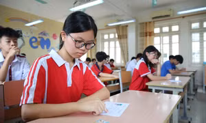 Các thí sinh làm thủ tục dự thi kỳ thi tuyển sinh vào lớp 10 năm học 2024-2025