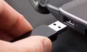 Ra mắt ổ USB flash chỉ lưu trữ được 8KB dữ liệu nhưng giá gần triệu đồng vì sở hữu nhiều tính năng 'độc lạ'