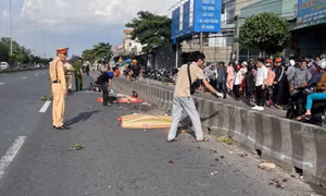 Chạy xe máy vào làn ô tô trên quốc lộ 51, bà và cháu 3 tuổi chết thương tâm