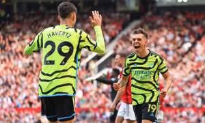 Arsenal thắng nhọc Man Utd