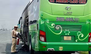 Ô tô khách bốc cháy trên cao tốc Pháp Vân - Cầu Giẽ