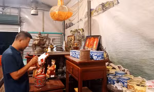 Thu gom bát hương, đồ thờ cũ: Việc làm nhỏ, ý nghĩa lớn 