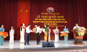 Hải Hà: Trao quyết định kết nạp Đảng viên cho 6 học sinh THPT ưu tú