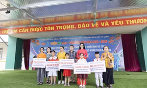 Trao tặng quà cho trẻ em nhân dịp Tết thiếu nhi 1/6