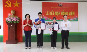 Phó Bí thư Tỉnh ủy Đặng Xuân Phương dự lễ kết nạp đảng cho học sinh trường THPT Hoành Bồ (TP Hạ Long)