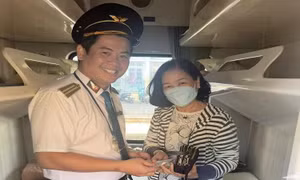 Nữ hành khách nhận lại điện thoại và tài sản lớn để quên trên tàu