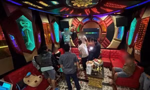 Bắt nhóm đối tượng tổ chức tiệc ma túy tại quán karaoke