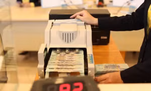 Vì sao nhiều ngân hàng tăng lãi suất tiết kiệm lên 6%/năm?