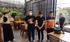 Bắt đối tượng ngang nhiên cướp giật tài sản trong quán ăn