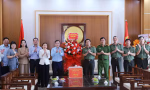 Phó Bí thư Tỉnh ủy Đặng Xuân Phương chúc mừng Ngày truyền thống Công an nhân dân 