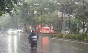Khu vực Bắc Bộ và Trung Bộ mưa dông rải rác, có nơi lượng mưa trên 60mm