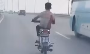 Xác minh clip thanh niên đi xe máy biển xanh "làm xiếc" trên cầu Nhật Tân