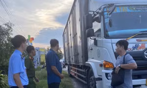 Phát hiện, tạm giữ hơn 9.000 bao thuốc lá nhập lậu vận chuyển trong xe tải từ Nam ra Bắc tiêu thụ