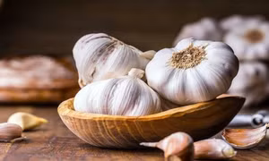 Vì sao ăn tỏi khi đói giúp giảm lượng cholesterol?