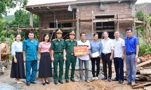 Ban CHQS thành phố Uông Bí: Trao kinh phí hỗ trợ xây dựng “Nhà Đại đoàn kết”