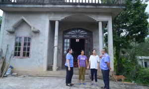Đỡ đầu học sinh có hoàn cảnh khó khăn