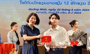 Trường Đại học Hạ Long trao chứng chỉ tiếng Việt cho lưu học sinh Lào