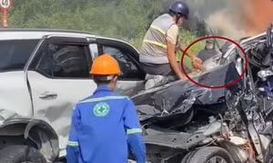 Nhóm 'người hùng' cứu tài xế kẹt trong ô tô bị biến dạng trước khi lửa lan đến