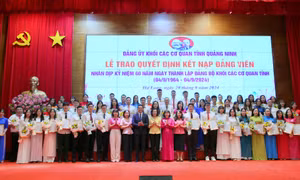 Trao quyết định kết nạp đảng viên dịp kỷ niệm 60 năm thành lập và trao giải cuộc thi viết “Gương sáng quanh ta”