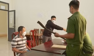 Mâu thuẫn khi uống rượu, dùng dao đâm 2 bạn nhậu nhập viện