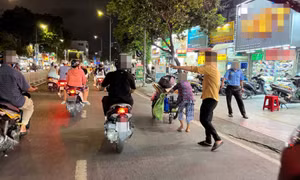 Tràn ra giữa đường chèo kéo khách không được, quay sang mắng chửi