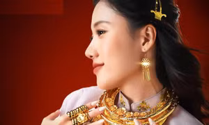 Em gái nghìn tỷ của Trấn Thành lột xác làm cô dâu hào môn, vàng đeo kín người