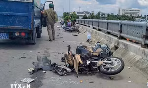 Cần Thơ: Ôtô đâm hất tung 3 xe máy trên cầu Cồn Khương, 3 người bị thương