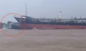 Tàu hàng đâm phà chở khách trên sông Vàm Nao