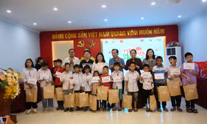 Tặng quà cho học sinh có hoàn cảnh đặc biệt khó khăn