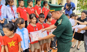 Đồn Biên phòng Pò Hèn trao 150 suất quà cho học sinh nghèo