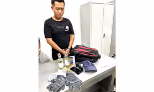 Bắt đối tượng mang súng, bom xăng đi cướp ngân hàng ở Bình Dương