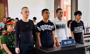 Nghe vợ bị ghẹo, chồng rủ bạn đánh trọng thương người trêu