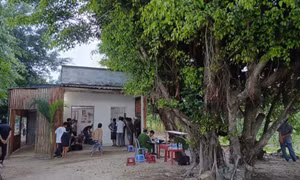Người dân phát hiện 2 cha con chết đuối trong hồ nước