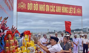 Xúc động Lễ tưởng niệm giữa biển trời Cửa Lục