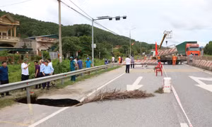 Xuất hiện hố sụt lún trên Quốc lộ 18A