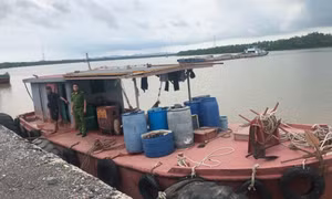 Bắt giữ tàu vận chuyển khoảng 3.000 lít dầu Diezel không rõ nguồn gốc, xuất xứ