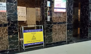 Người đàn ông suýt bị thang máy kẹp