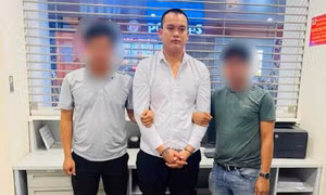 Bắt kẻ trốn truy nã tại sân bay Nội Bài