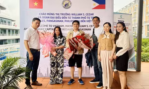 Đón đoàn du khách Philipines nghỉ đêm trên vịnh Hạ Long