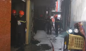 Gần 100 cảnh sát cứu đám cháy kho linh kiện điện tử