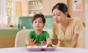 6 sai lầm cần tránh khi dạy con ăn uống