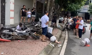 Bé trai vặn ga khi ngồi trên xe máy dẫn đến tai nạn tử vong