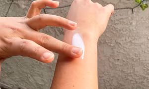 Cục Quản lý Dược tạm ngừng lưu hành kem chống nắng Esunvy Sun Care SPF 50+ PA++++