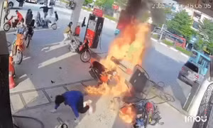 Ô tô lùi trúng cây xăng gây cháy dữ dội, nhân viên tháo chạy