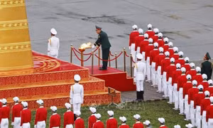Xúc động hình ảnh vị tướng thắp sáng đài lửa truyền thống tại lễ diễu binh