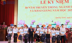  Trao tặng học bổng “Ươm mầm cho những ước mơ” 