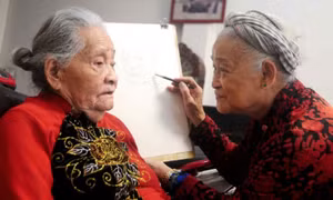Họa sĩ Đặng Ái Việt: Tôi sẽ ngừng vẽ khi Mẹ Việt Nam anh hùng cuối cùng qua đời
